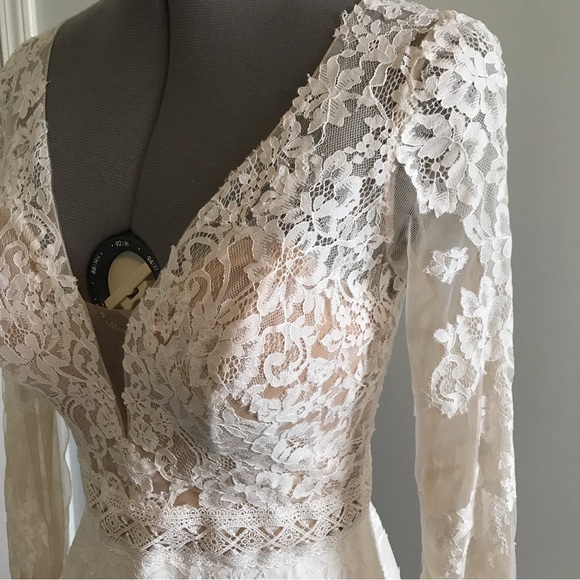 Open back, A-line  with flared cuffs and plunging neckline. - Picture 6 of 16